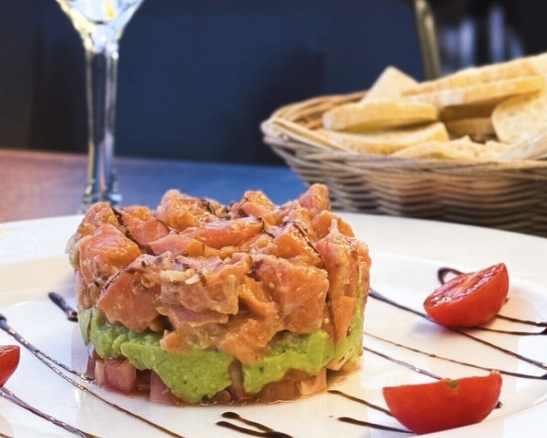 Tártar de salmón y aguacate en la terraza, frente al paseo