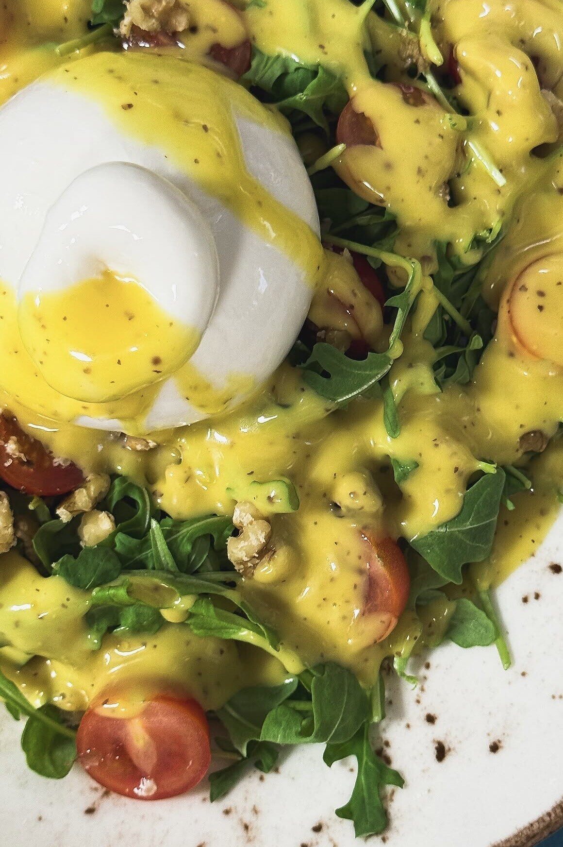 Ensalada burrata con rúcula, tomates cherry y nueces