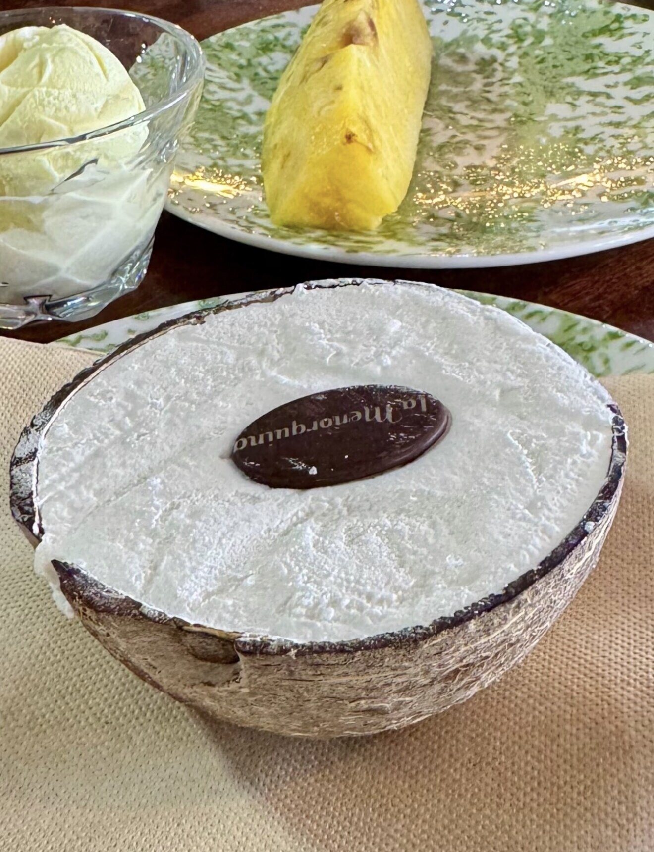 Coco helado servido en su cáscara, con piña y helado