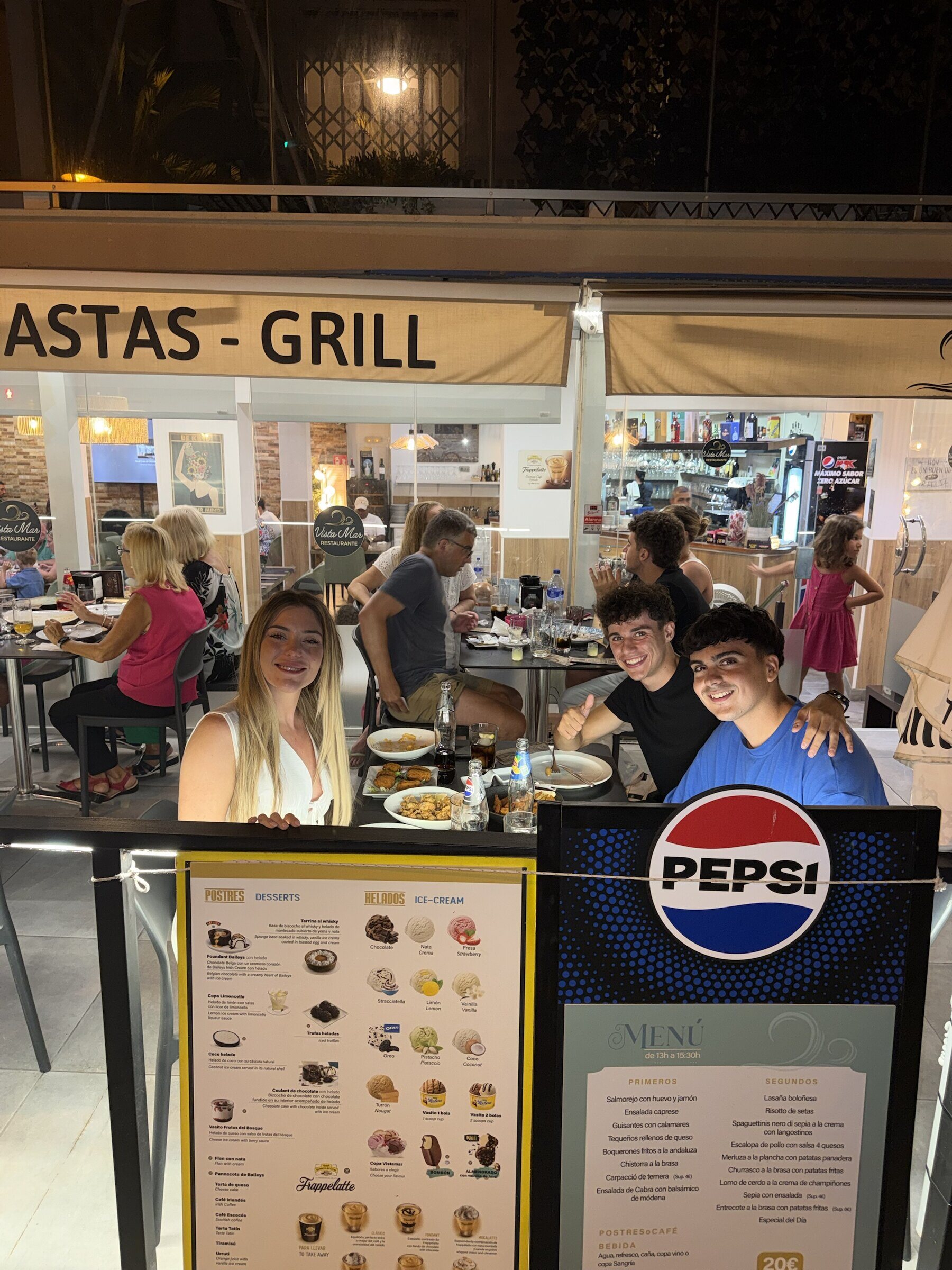 Clientes cenando en la terraza por la noche