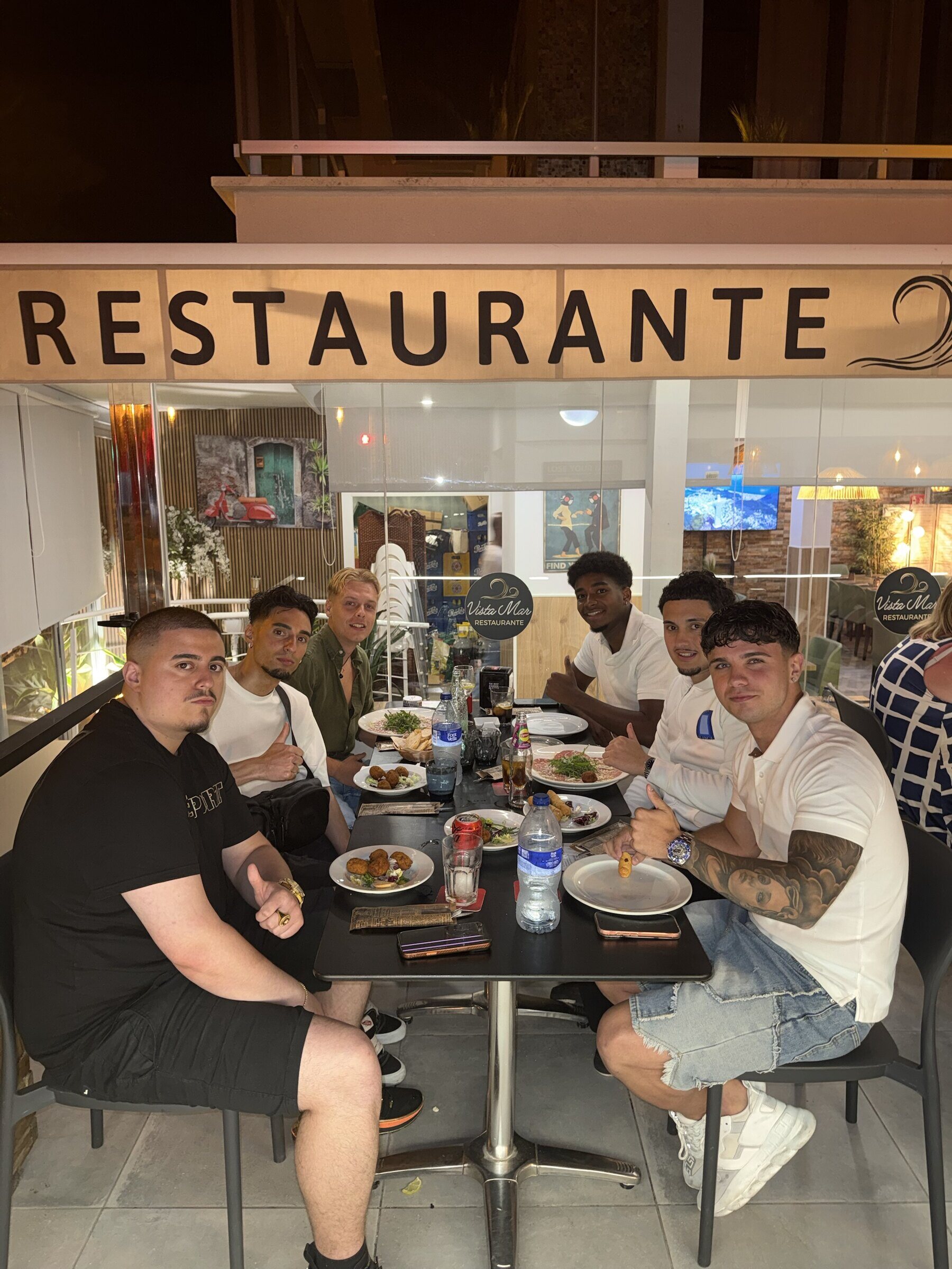 Grupo de amigos cenando en la terraza