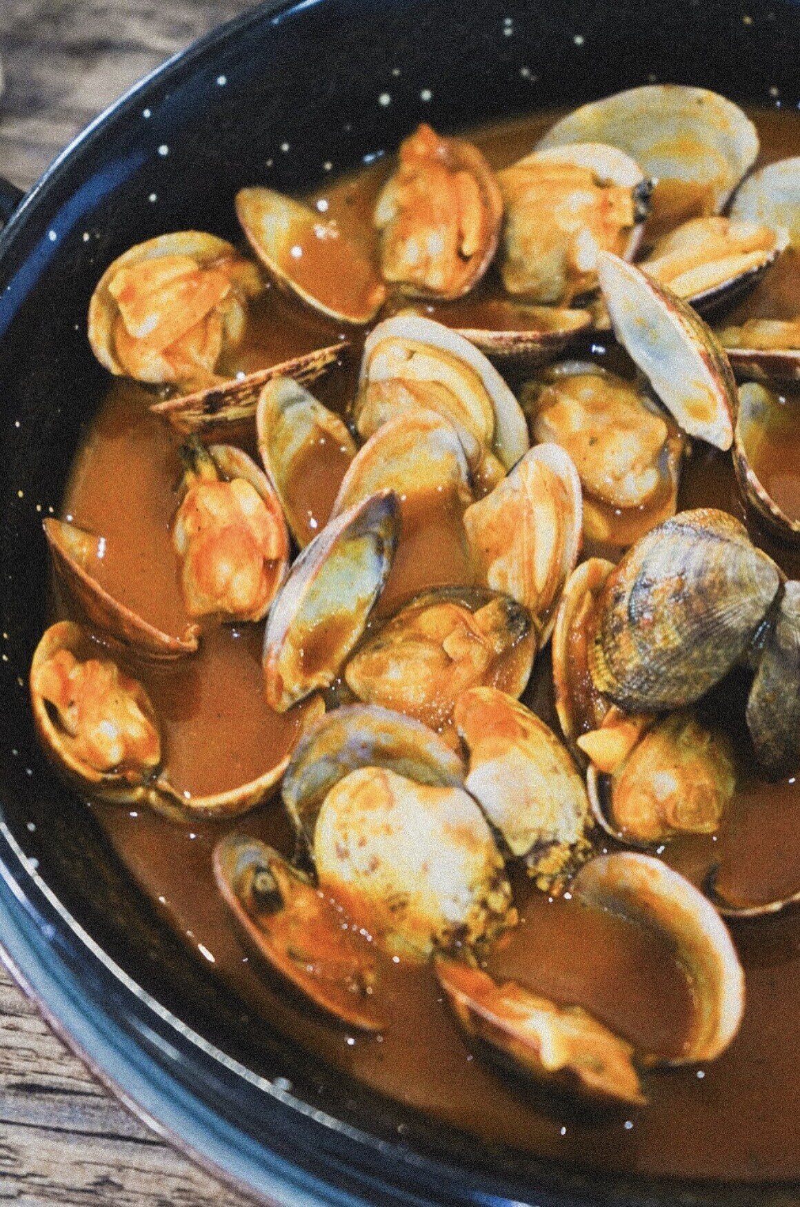 Almejas a la marinera en su cazuela