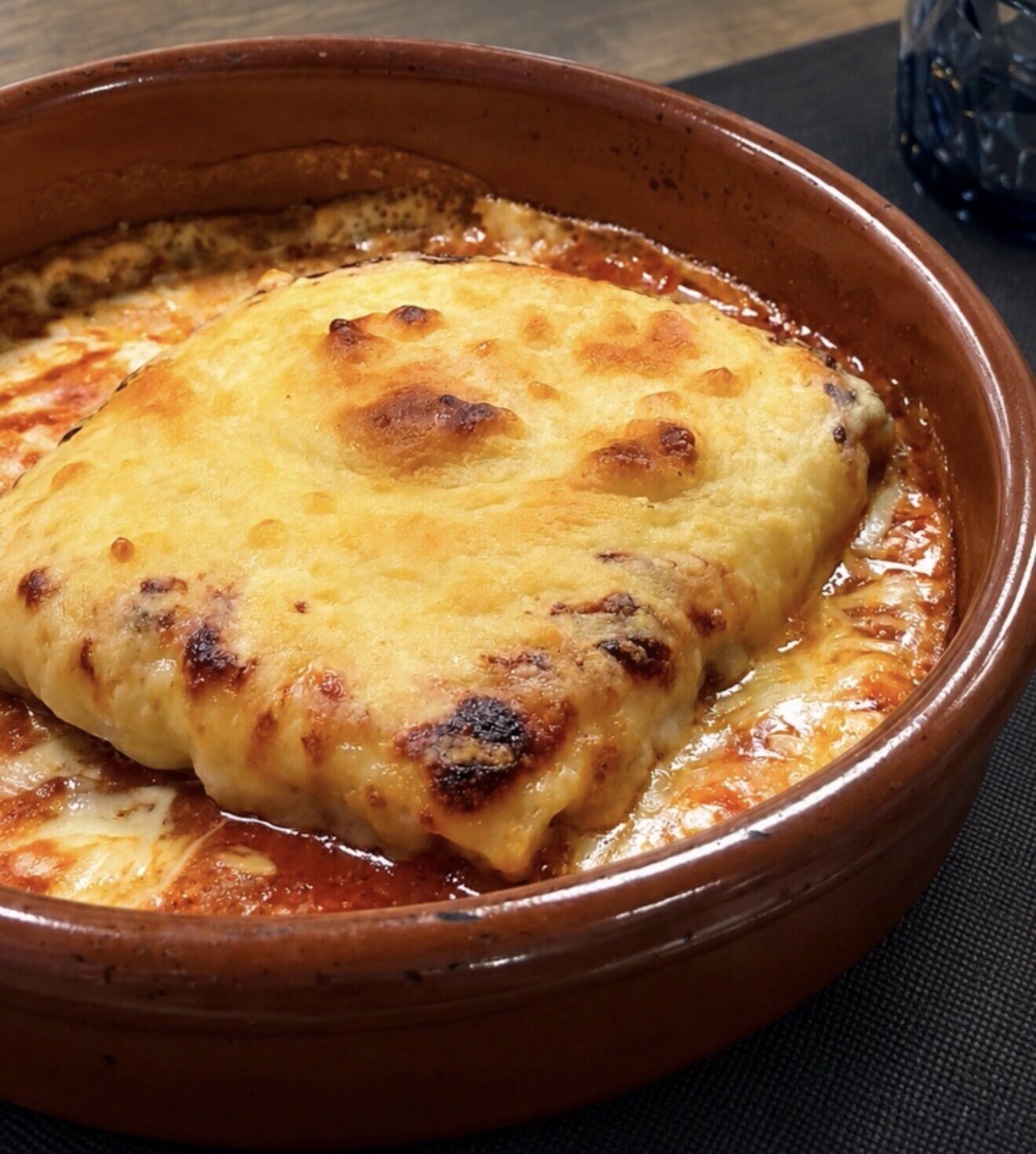 Lasaña boloñesa gratinada en cazuela de barro