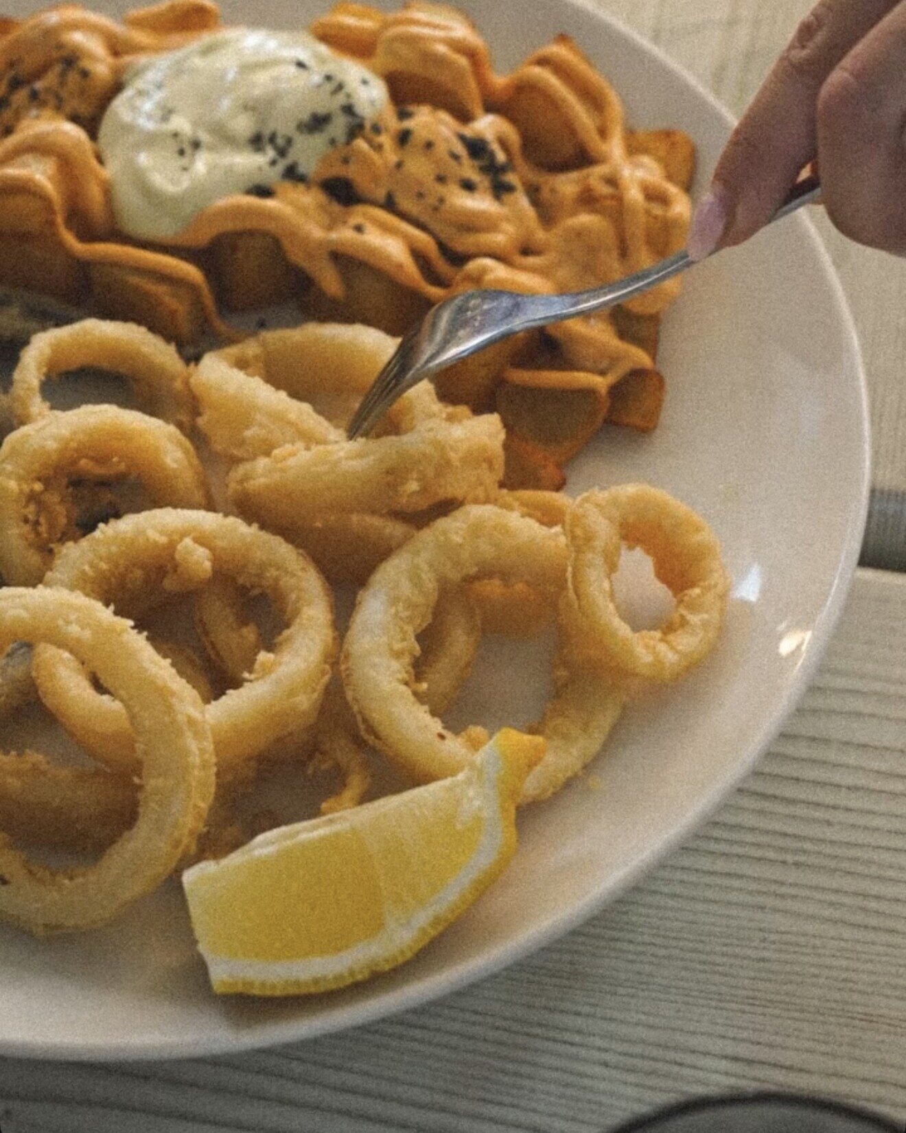 Hat trick: patatas bravas, calamares y boquerones