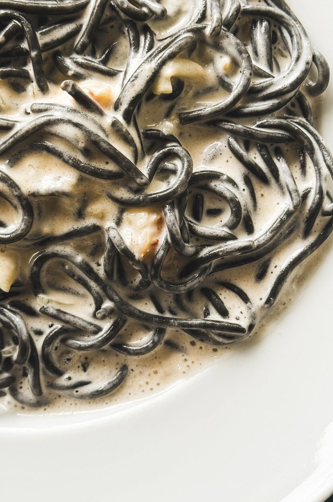 Espaguetis negros de sepia a la crema con langostinos
