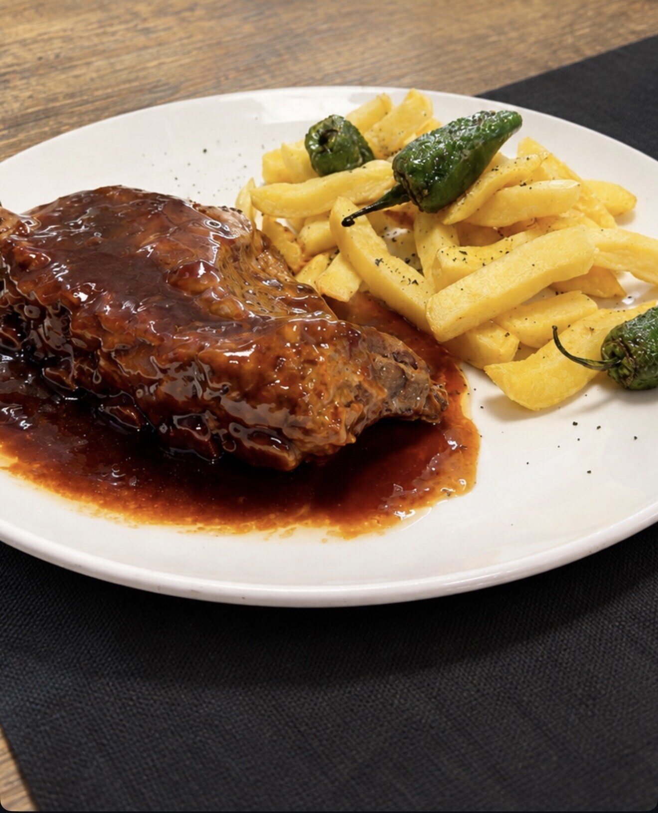 Costilla de cerdo a la barbacoa con patatas fritas