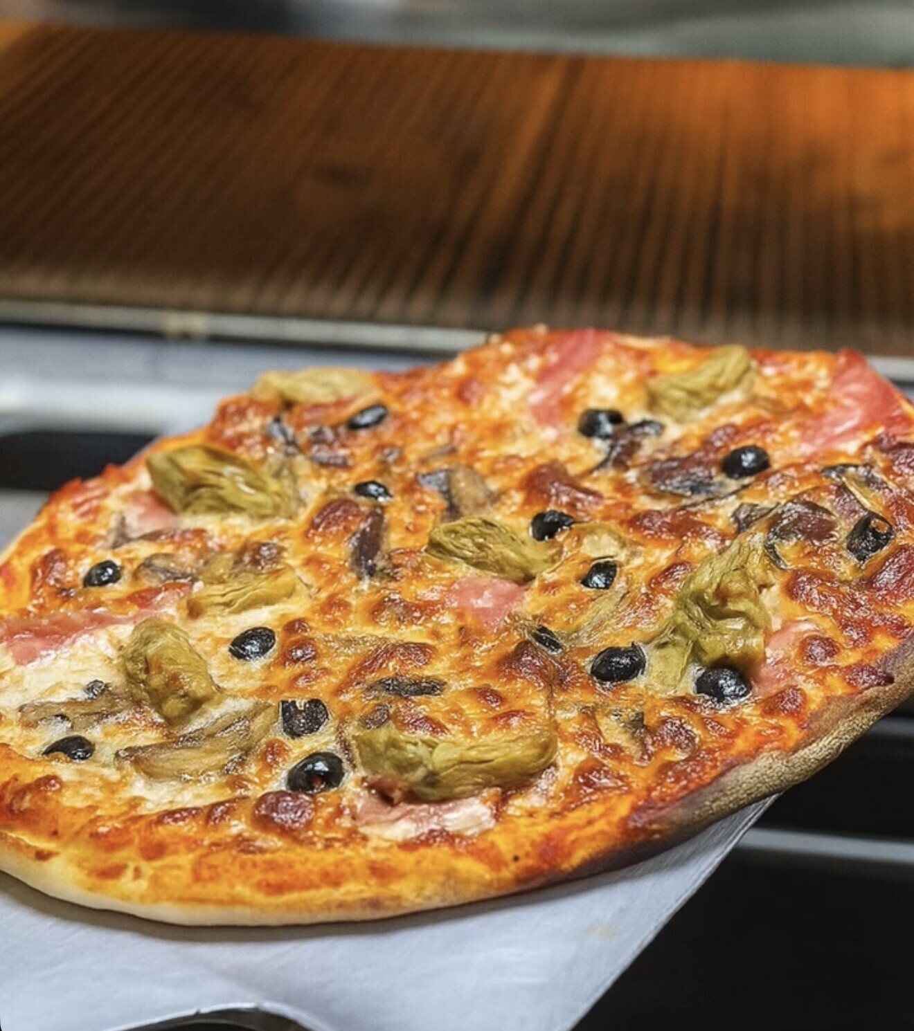 Pizza 4 Stagioni recién salida del horno