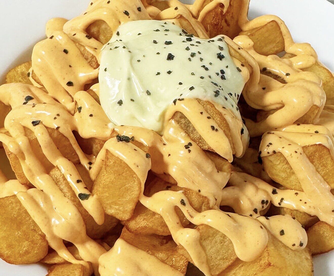 Patatas bravas con sus dos salsas